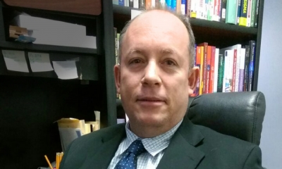 Profesor amigo de la Escuela obtiene segundo título doctoral