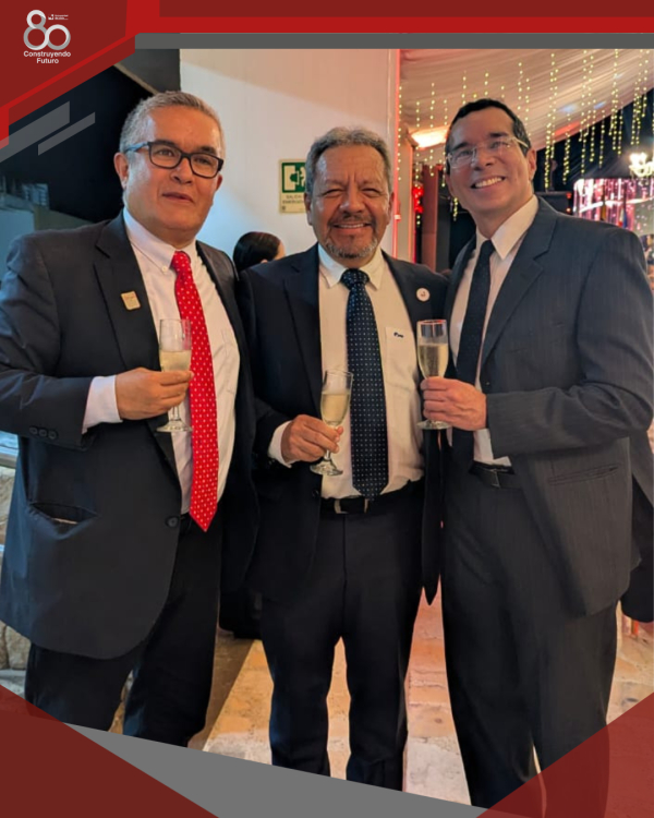 Egresados de Ingeniería Industrial obtienen reconocimiento